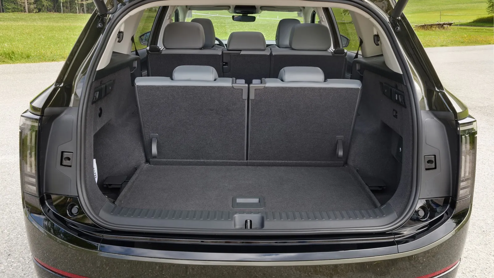 Der Kofferaum des siebensitzigen Skoda Peaq mit aufgestellten Sitzen in der dritten Reihe.