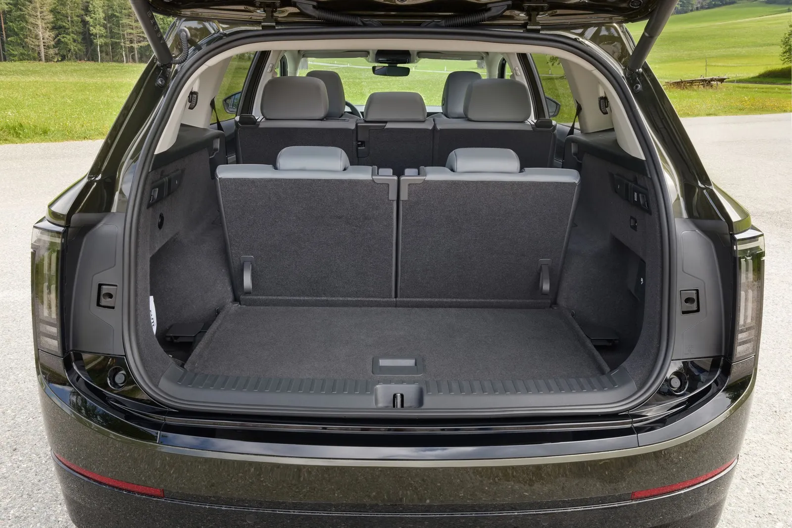Der Kofferaum des siebensitzigen Skoda Peaq mit aufgestellten Sitzen in der dritten Reihe.