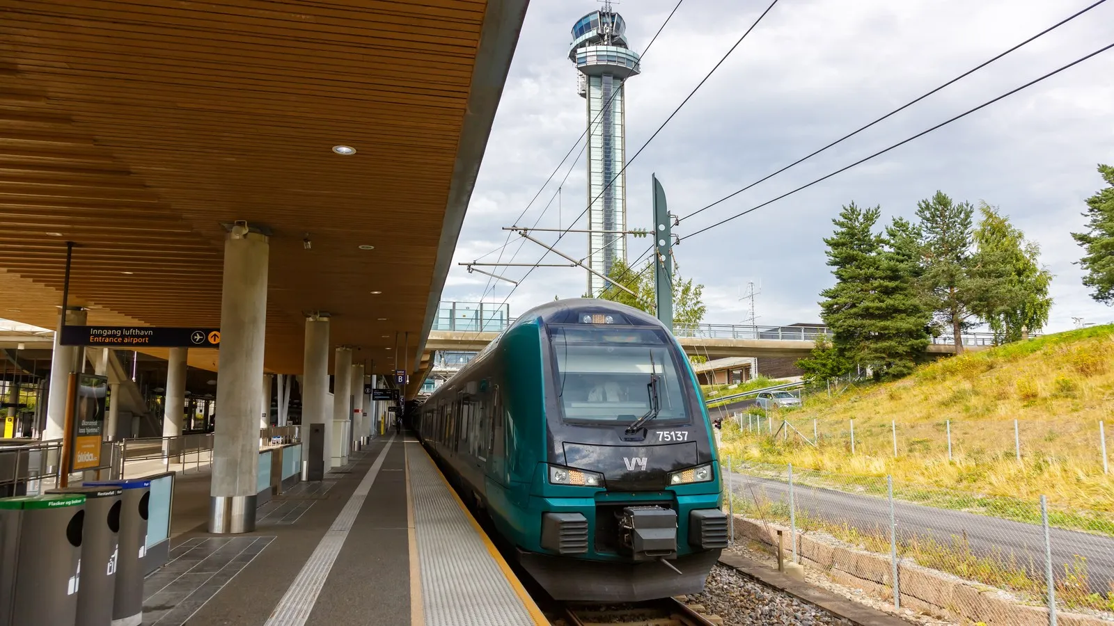 Mit modernen Flirt Triebzügen der norwegischen Bahn Vy werden im Sommer Direktverbindungen nach Malmö angeboten. 