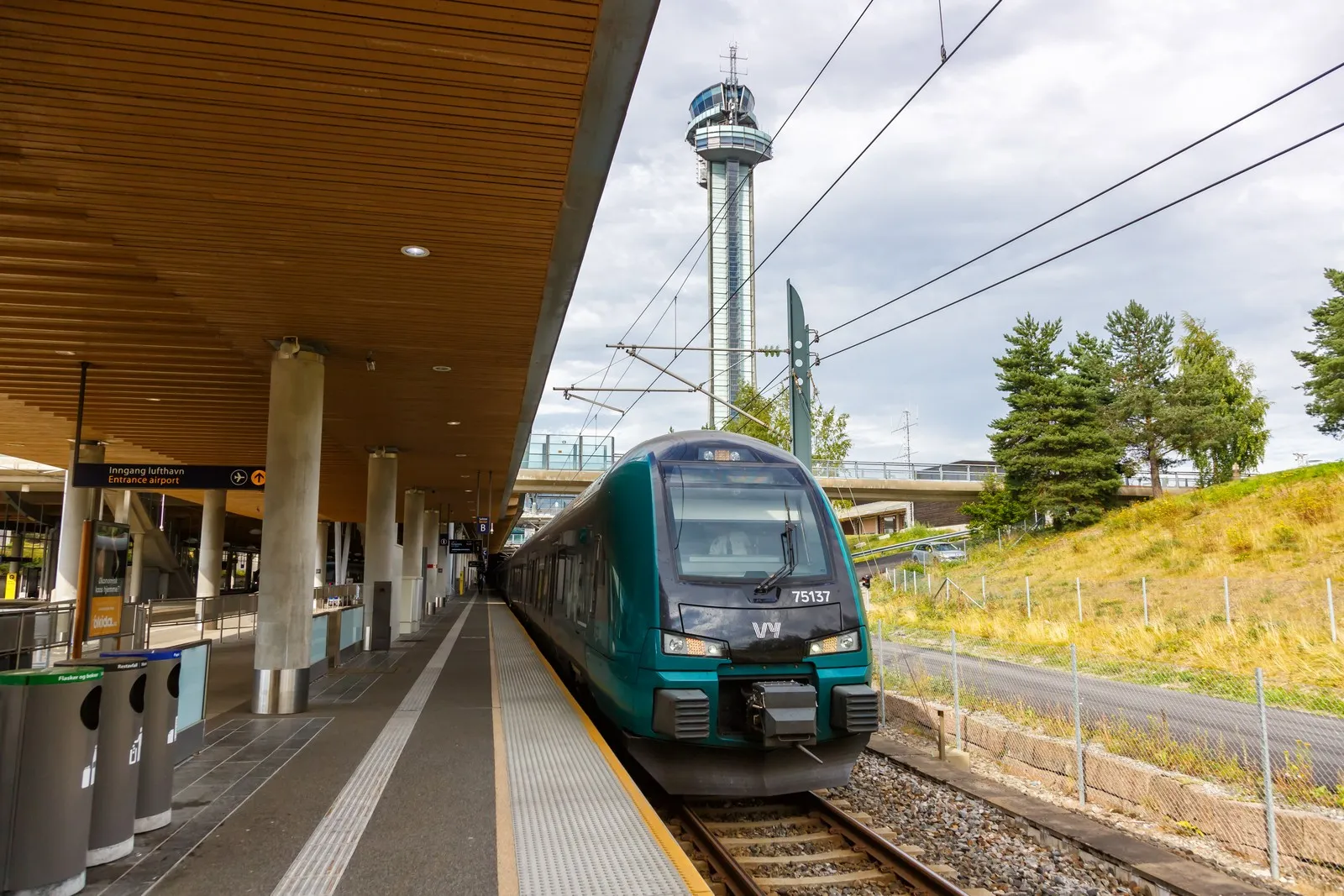Mit modernen Flirt Triebzügen der norwegischen Bahn Vy werden im Sommer Direktverbindungen nach Malmö angeboten. 