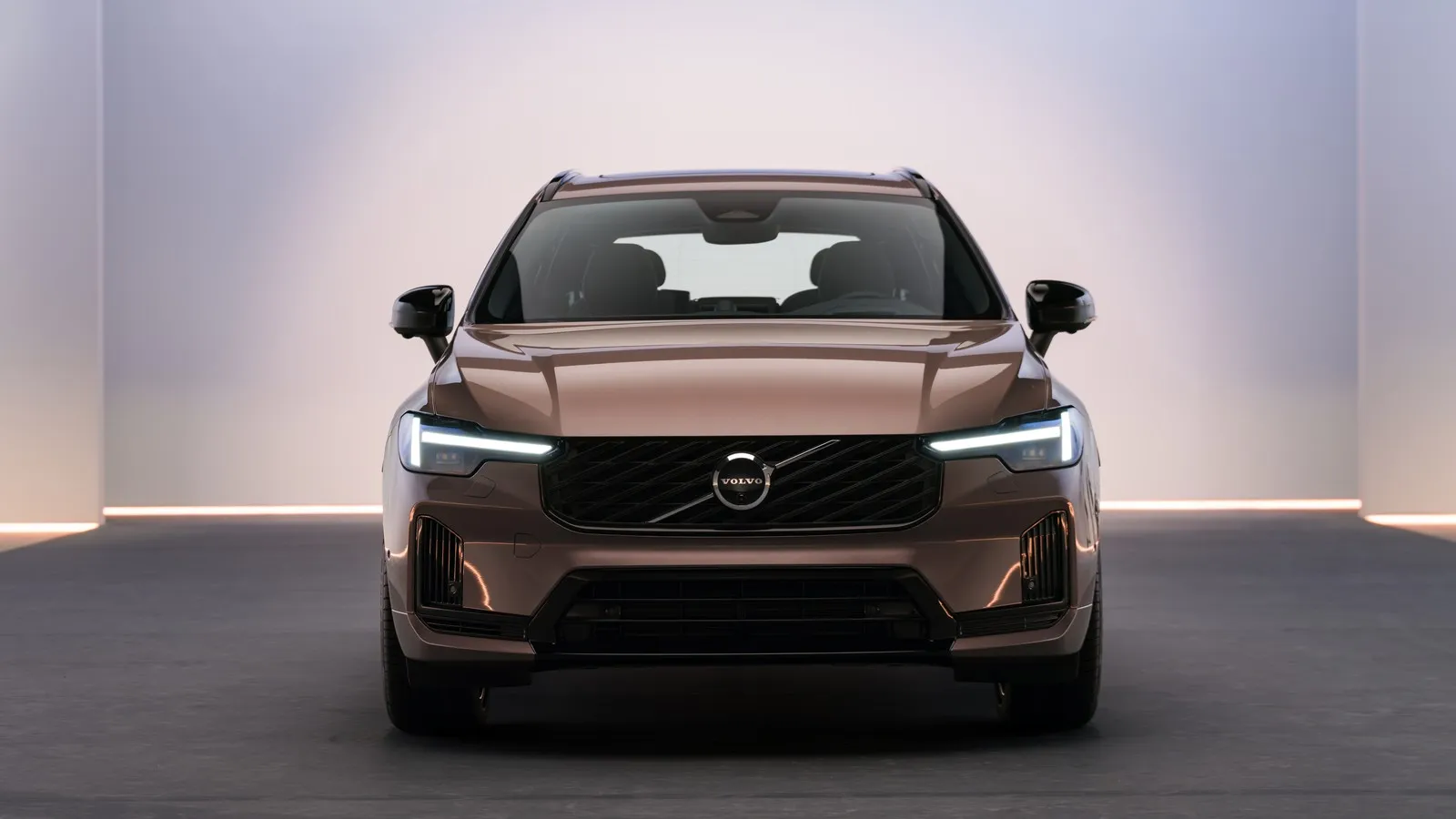 Der neue Volvo XC60 hat vorne einen neuen Stoßfänger, filigraner gezeichnete Scheinwerfer sowie eine Motorhaube mit stärkeren Sicken bekommen.