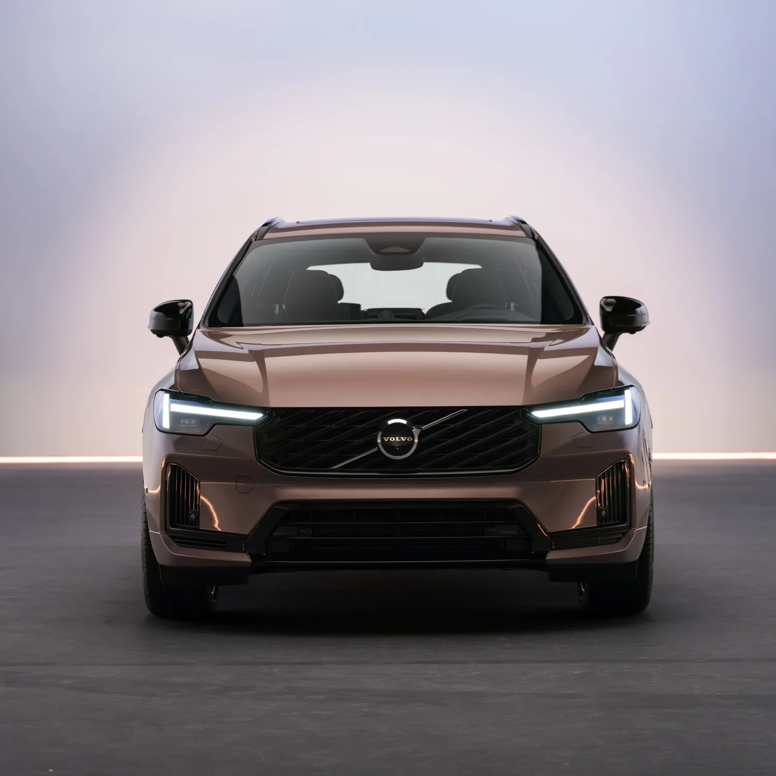 Der neue Volvo XC60 hat vorne einen neuen Stoßfänger, filigraner gezeichnete Scheinwerfer sowie eine Motorhaube mit stärkeren Sicken bekommen.