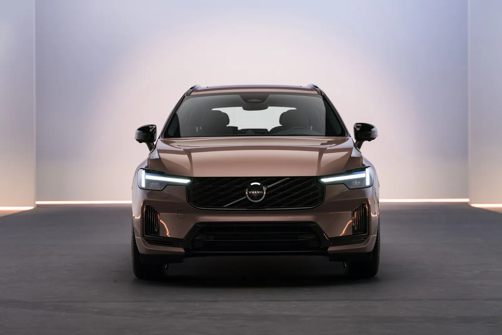 Der neue Volvo XC60 hat vorne einen neuen Stoßfänger, filigraner gezeichnete Scheinwerfer sowie eine Motorhaube mit stärkeren Sicken bekommen.