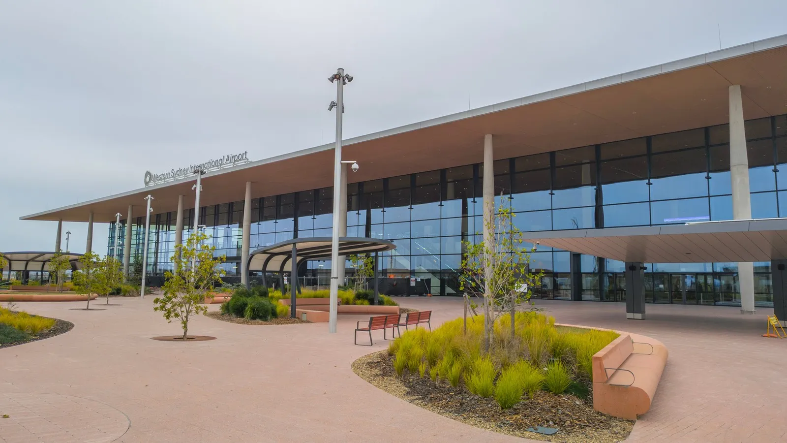 Blick von außerhalb auf die Vorderseite des neuen Terminals des Western Sydney International Airport in Badgerys Creek, Western Sydney, NSW, Australien, im September 2026