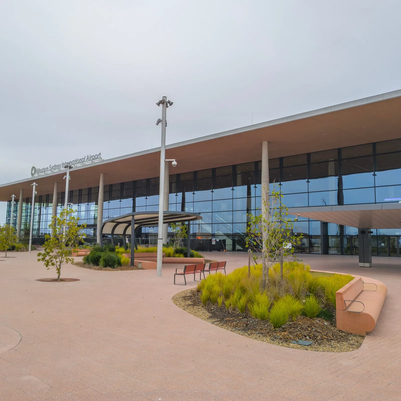 Blick von außerhalb auf die Vorderseite des neuen Terminals des Western Sydney International Airport in Badgerys Creek, Western Sydney, NSW, Australien, im September 2026
