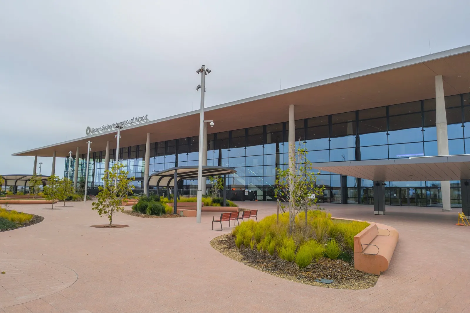Blick von außerhalb auf die Vorderseite des neuen Terminals des Western Sydney International Airport in Badgerys Creek, Western Sydney, NSW, Australien, im September 2026
