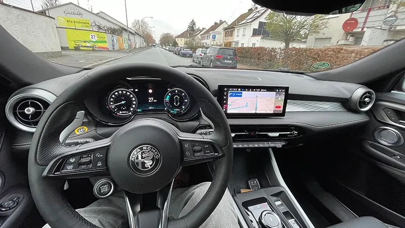 Cockpit des Alfa Romeo Tonale mit digitalem Kombiinstrument, Navigationsdisplay und Lenkrad.