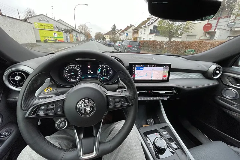 Cockpit des Alfa Romeo Tonale mit digitalem Kombiinstrument, Navigationsdisplay und Lenkrad.
