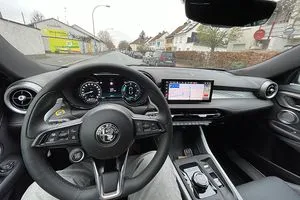 Cockpit des Alfa Romeo Tonale mit digitalem Kombiinstrument, Navigationsdisplay und Lenkrad.