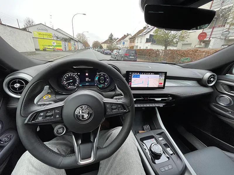 Cockpit des Alfa Romeo Tonale mit digitalem Kombiinstrument, Navigationsdisplay und Lenkrad.