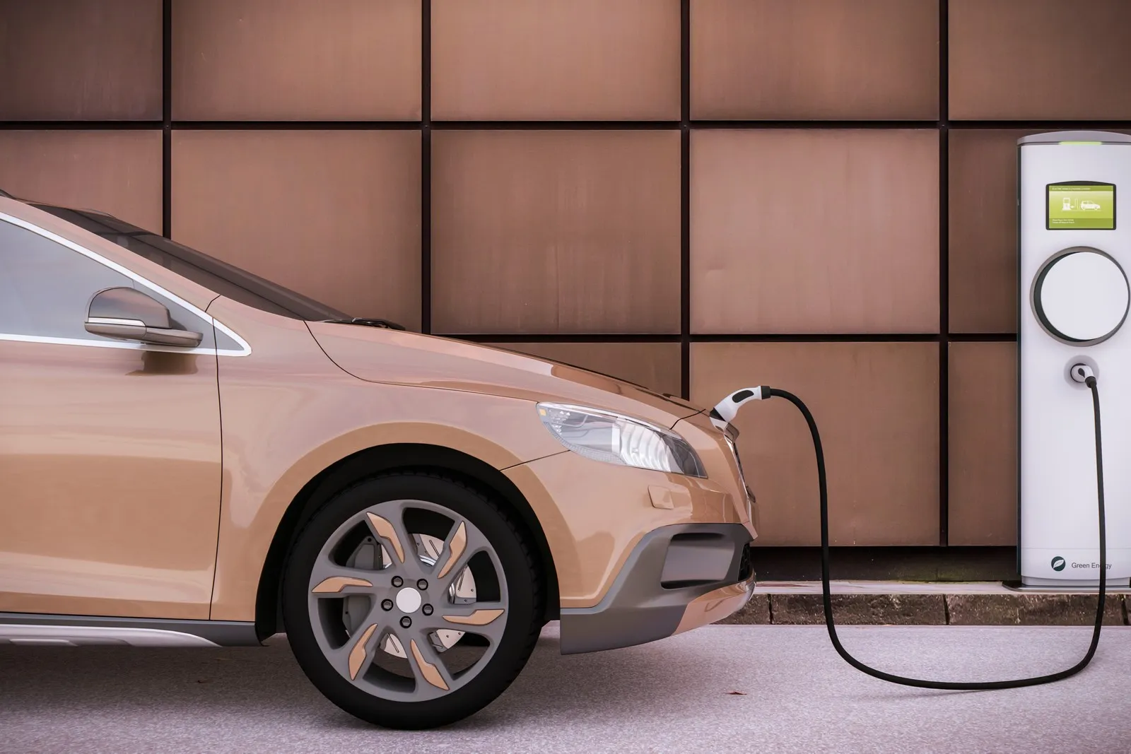 Pfirsich-farbenes E-Auto wird an einer Wallbox geladen.