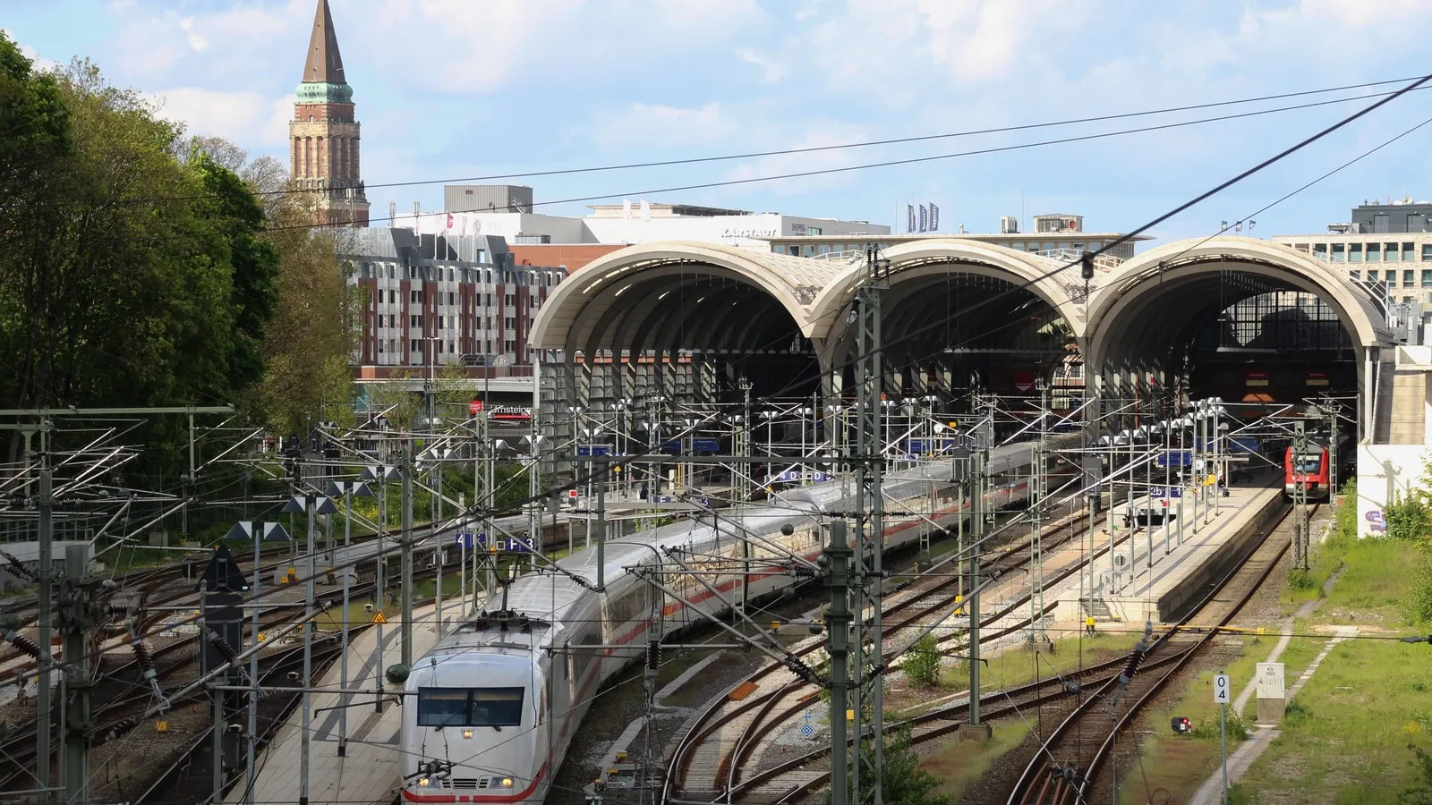 ICE fährt in den Hauptbahnhof Kiel ein