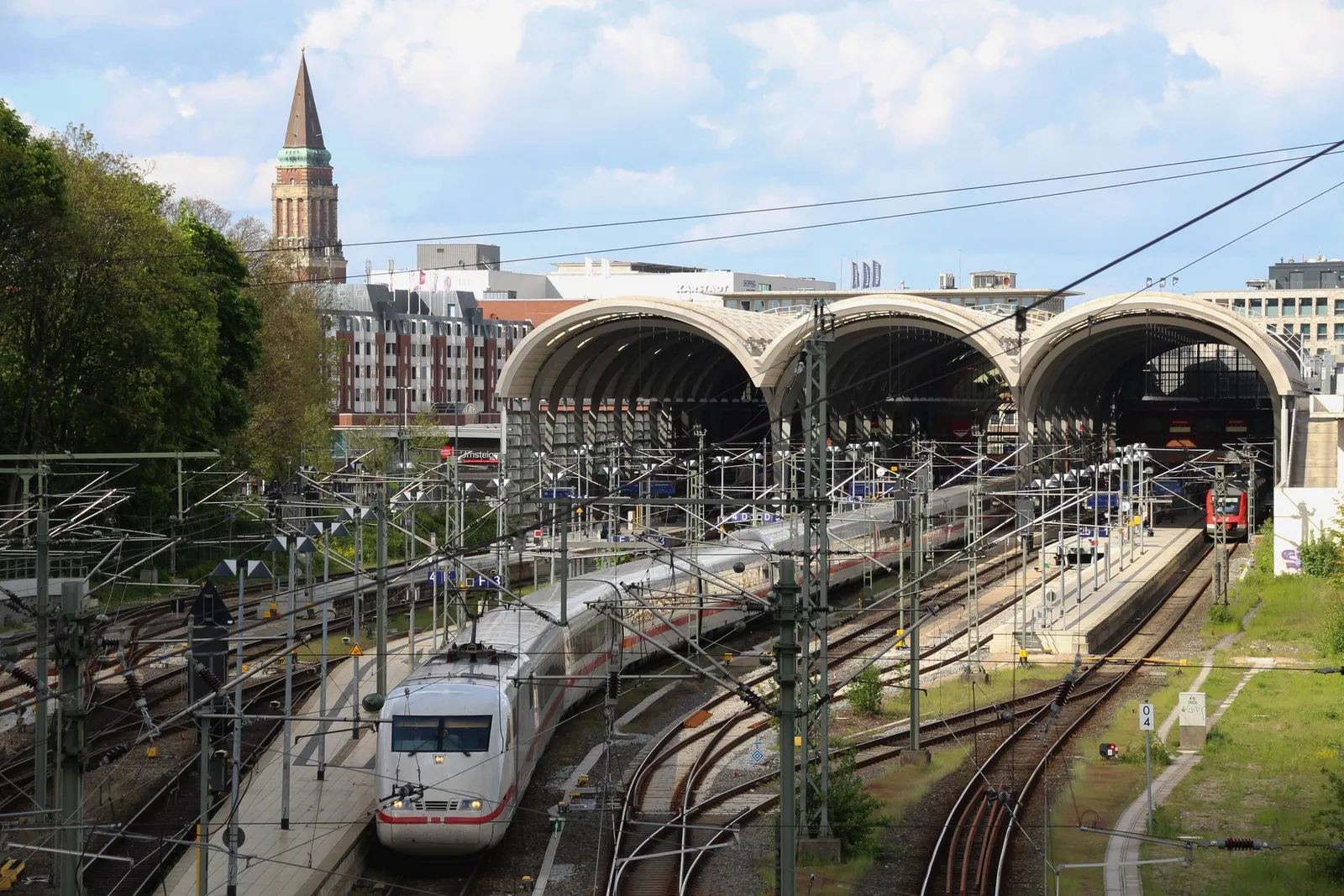 ICE fährt in den Hauptbahnhof Kiel ein
