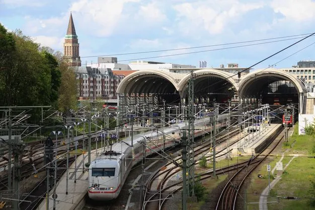 ICE fährt in den Hauptbahnhof Kiel ein