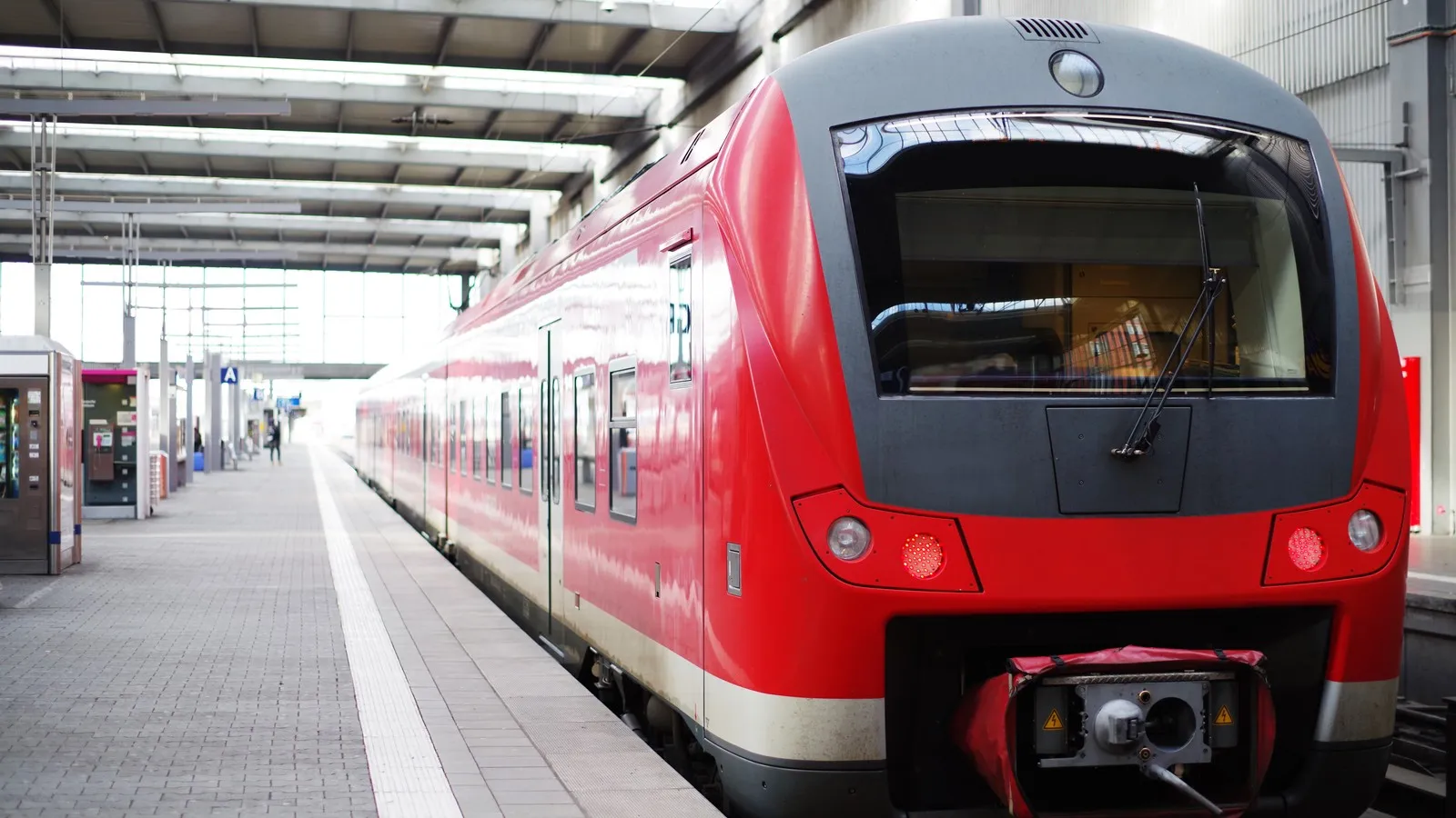 Zug der Deutschen Bahn steht an einem leeren Gleis.