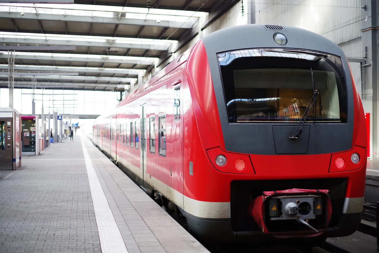 Zug der Deutschen Bahn steht an einem leeren Gleis.