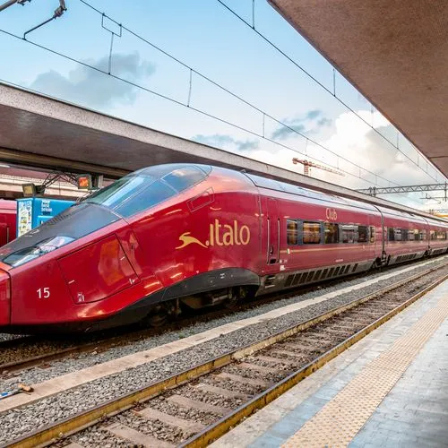 Hochgeschwindigkeitszug des Bahnunternehmens Italo im Bahnhof von Rom