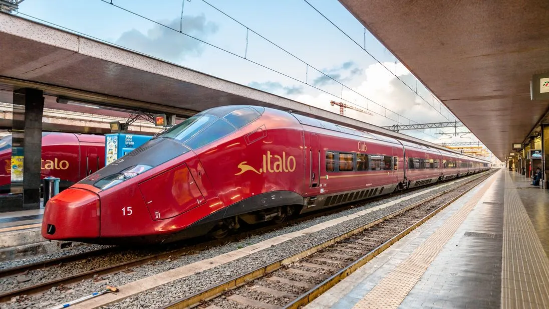 Hochgeschwindigkeitszug des Bahnunternehmens Italo im Bahnhof von Rom