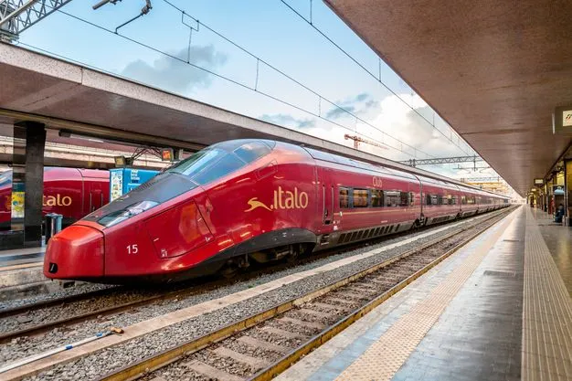 Hochgeschwindigkeitszug des Bahnunternehmens Italo im Bahnhof von Rom