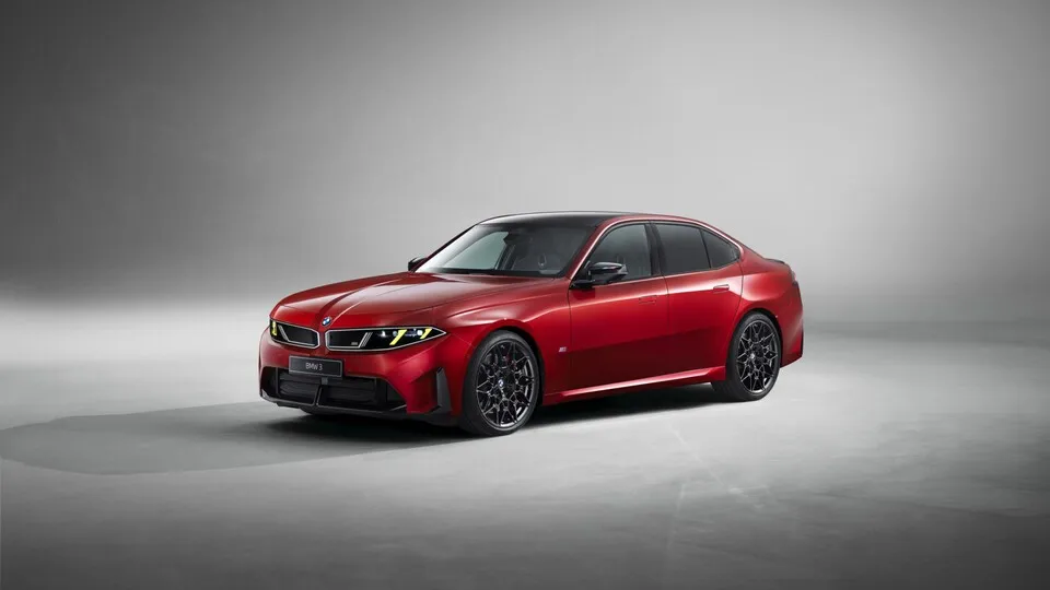 Ein neuer roter BMW wird diagonal von der Seite gezeigt, sodass man die Front und Fahrerseite des Wagens sieht.