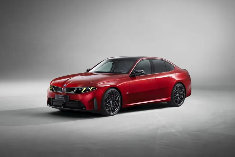 Ein neuer roter BMW wird diagonal von der Seite gezeigt, sodass man die Front und Fahrerseite des Wagens sieht.