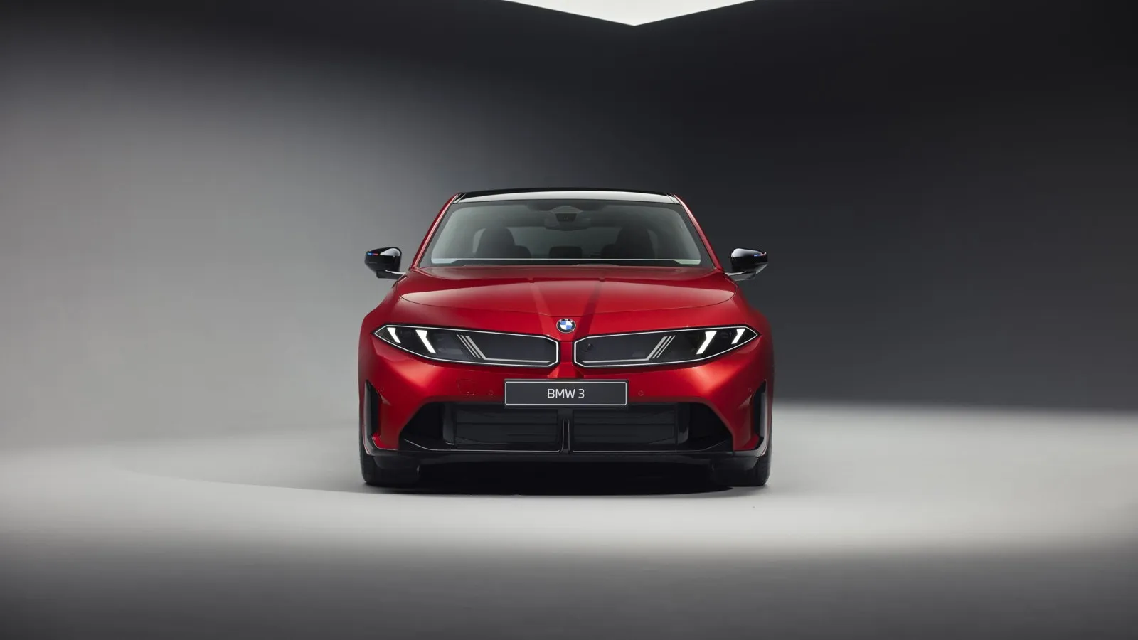 De rote BMW wird von vorne gezeigt.