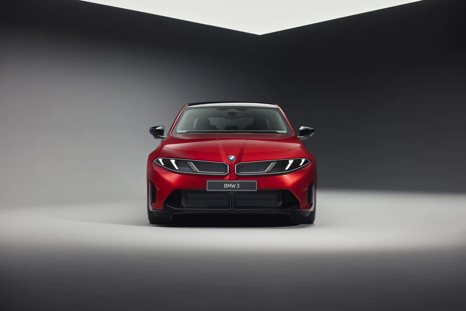 De rote BMW wird von vorne gezeigt.