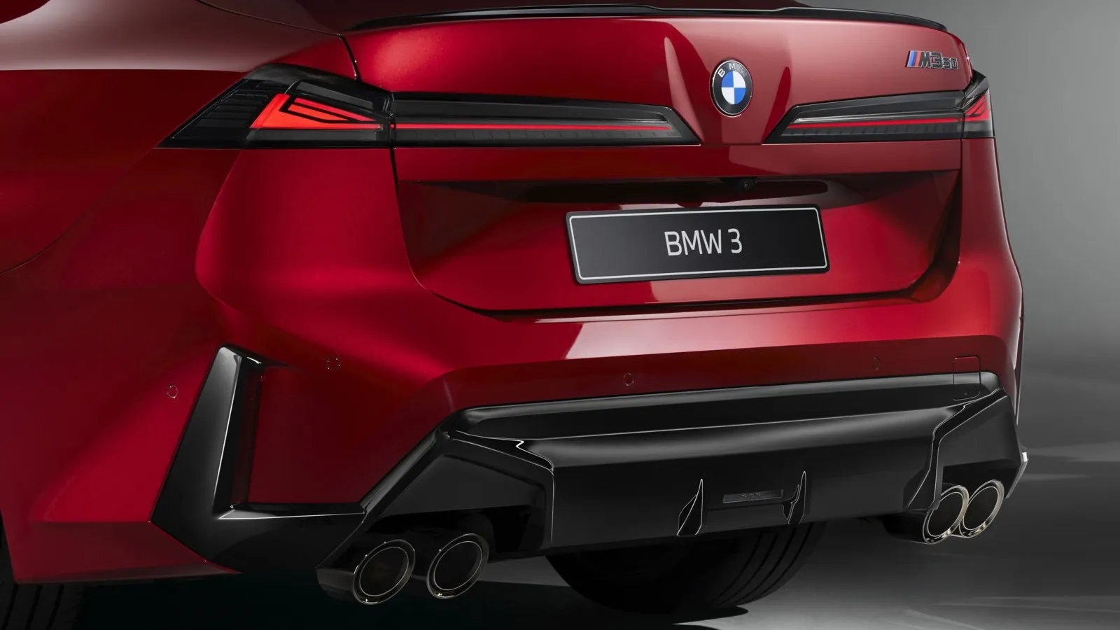 Der rote BMW wird von hinten gezeigt.