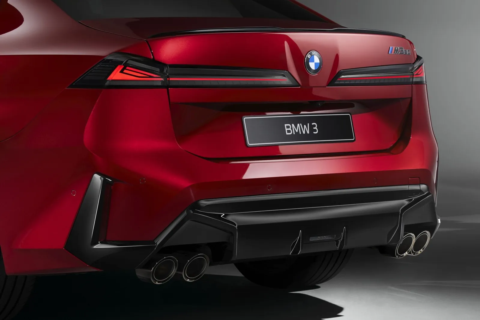 Der rote BMW wird von hinten gezeigt.