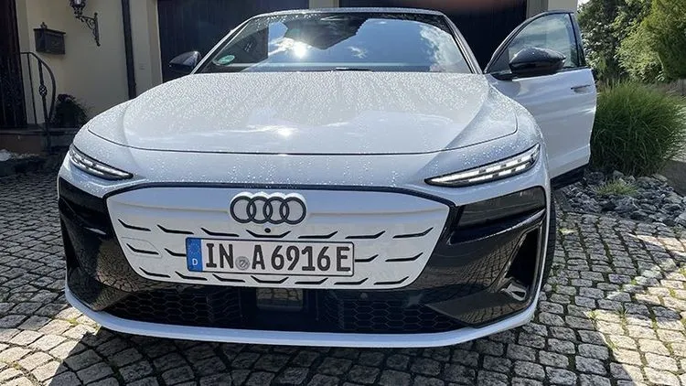 Elektro‑Limousine Audi A6 Sportback e‑tron mit schlanker Silhouette und beleuchtetem Markenlogo am Heck.