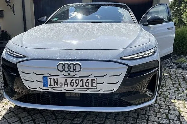 Elektro‑Limousine Audi A6 Sportback e‑tron mit schlanker Silhouette und beleuchtetem Markenlogo am Heck.