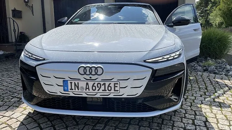 Elektro‑Limousine Audi A6 Sportback e‑tron mit schlanker Silhouette und beleuchtetem Markenlogo am Heck.