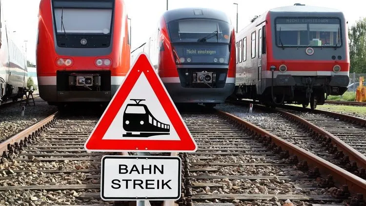 Drei unterschiedliche Züge der Deutschen Bahn stehen nebeneinander auf den Gleisen.