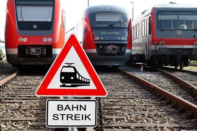 Drei unterschiedliche Züge der Deutschen Bahn stehen nebeneinander auf den Gleisen.