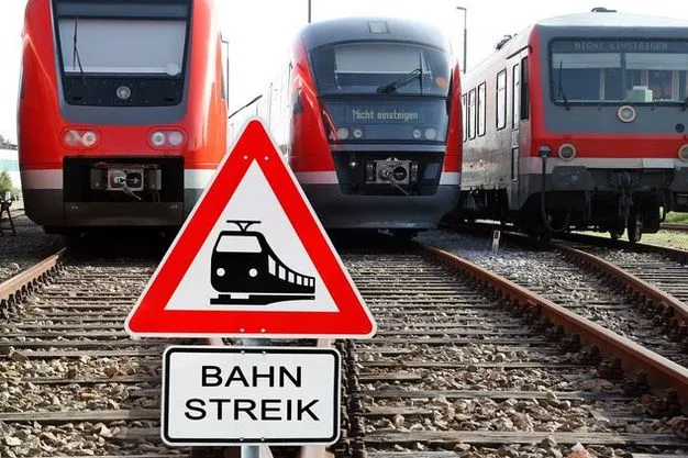 Drei unterschiedliche Züge der Deutschen Bahn stehen nebeneinander auf den Gleisen.