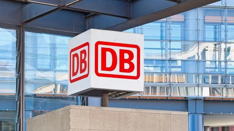 Schild der Deutschen Bahn am Eingang des Berliner Hauptbahnhofs.