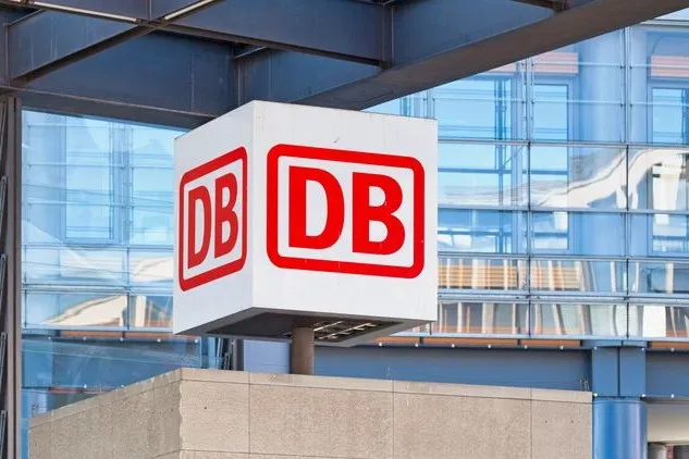 Schild der Deutschen Bahn am Eingang des Berliner Hauptbahnhofs.