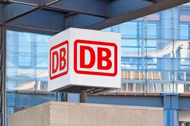 Schild der Deutschen Bahn am Eingang des Berliner Hauptbahnhofs.