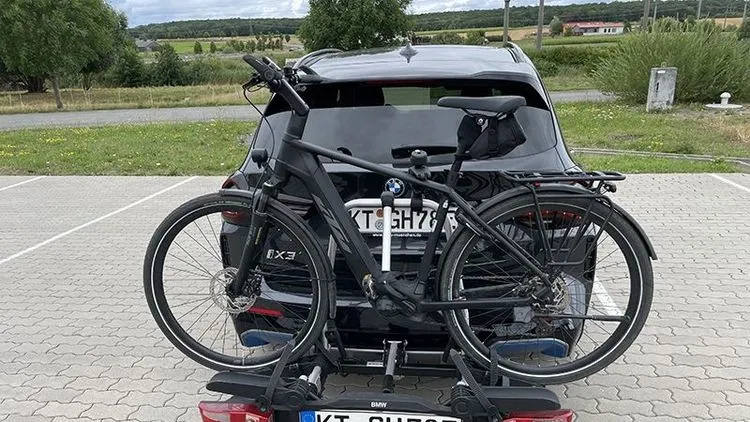 So ist's richtig: Akku vom E-Bike entfernen und das Bikde auf den Fahrradträger auf der Anhängerkupplung ordentlich sichern. Foto: G. Zielonka / DMM