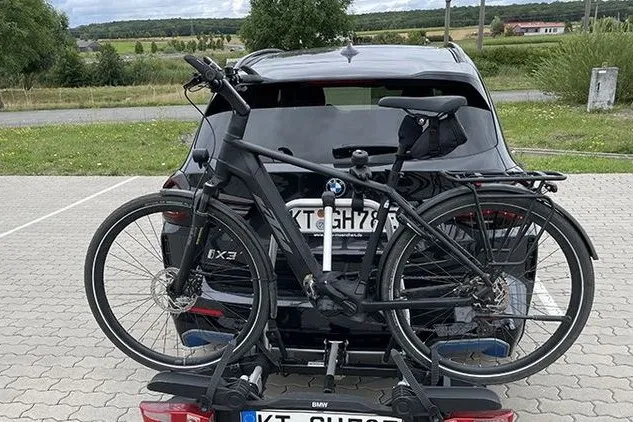 So ist's richtig: Akku vom E-Bike entfernen und das Bikde auf den Fahrradträger auf der Anhängerkupplung ordentlich sichern. Foto: G. Zielonka / DMM