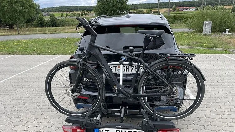 So ist's richtig: Akku vom E-Bike entfernen und das Bikde auf den Fahrradträger auf der Anhängerkupplung ordentlich sichern. Foto: G. Zielonka / DMM