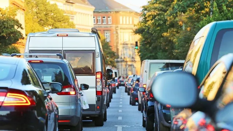 Autos stehen an einer Ampel in der Stadt im Stau.