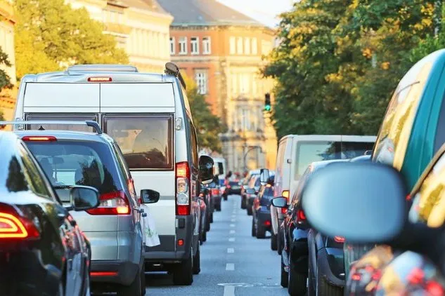 Autos stehen an einer Ampel in der Stadt im Stau.