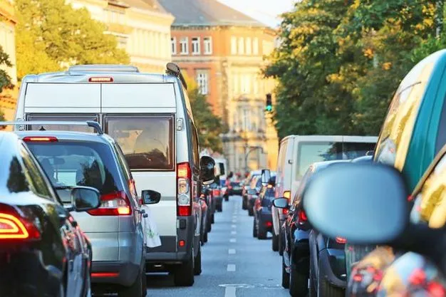Autos stehen an einer Ampel in der Stadt im Stau.