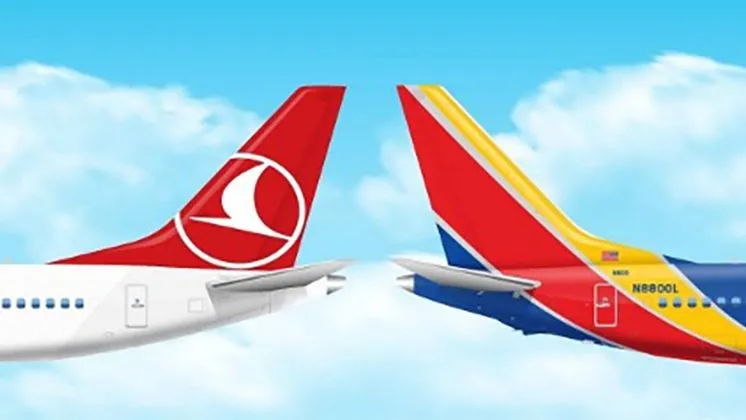 Southwest und Turkish Airlines Flugzeuge in der Luft.