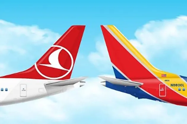 Southwest und Turkish Airlines Flugzeuge in der Luft.