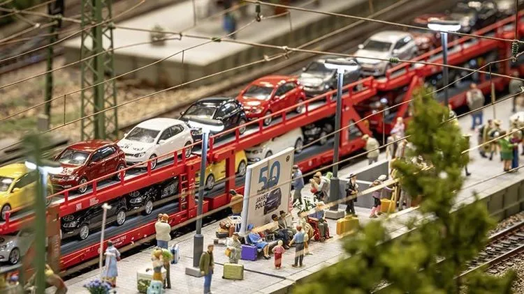 Autozug mit VW Polos an Bord im Miniaturwunderland.