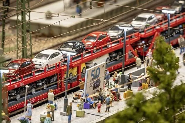 Autozug mit VW Polos an Bord im Miniaturwunderland.