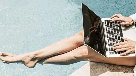 Klingt gut, ist gut, verlangt aber das Beachten von rechtlichen Hürden, Workation, die Verbindung von Arbeit und Urlaub. 