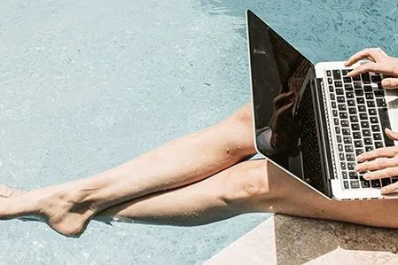 Klingt gut, ist gut, verlangt aber das Beachten von rechtlichen Hürden, Workation, die Verbindung von Arbeit und Urlaub. 